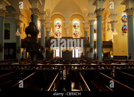 Glasfenster in der Heiligen Dreifaltigkeit r.c. Kathedrale, Stadt Waterford, Irland Stockfoto