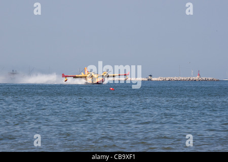 Ein Canadair 415 in Aktion während einer airshow Stockfoto