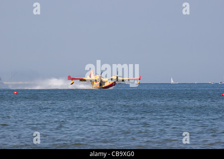 Ein Canadair 415 in Aktion während einer airshow Stockfoto