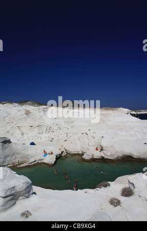 Badegäste in Sarakiniko Strand, Insel Milos, Griechenland Stockfoto