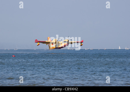 Ein Canadair 415 in Aktion während einer airshow Stockfoto