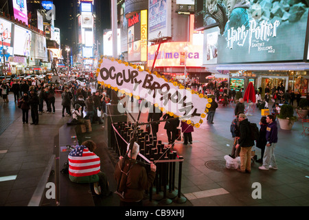 Ein Mitglied der Bewegung besetzen Broadway am Times Square in New York Stockfoto