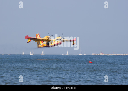 Ein Canadair 415 in Aktion während einer airshow Stockfoto