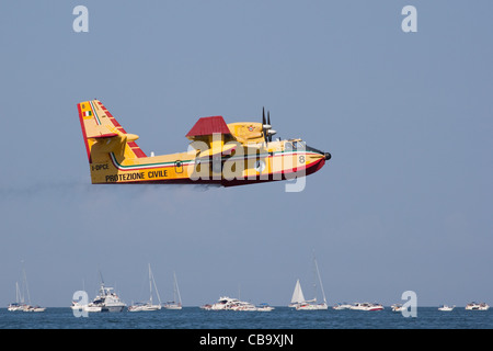 Ein Canadair 415 in Aktion während einer airshow Stockfoto