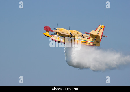 Ein Canadair 415 in Aktion während einer airshow Stockfoto