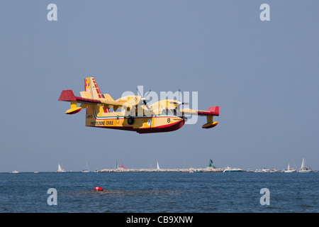 Ein Canadair 415 in Aktion während einer airshow Stockfoto