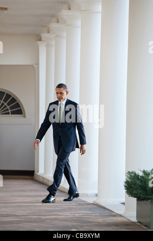 Präsident Barack Obama geht entlang der Kolonnade des weißen Hauses nach macht eine Aussage über das Erdbeben und den Tsunami in Japan 17. März 2011 in Washington, DC. Stockfoto