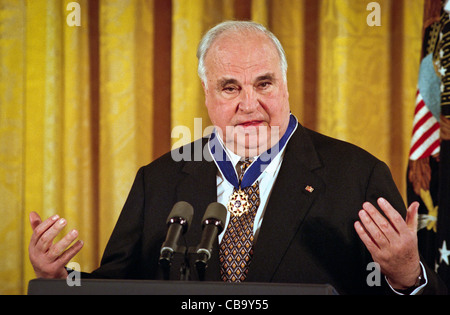 Der ehemalige deutsche Bundeskanzler Helmut Kohl spricht nachdem Präsident Bill Clinton ihn mit der Medal Of Freedom im Weißen Haus 20. April 1999 vorgestellt. Kohl erhielt die Medaille für seine langjährige gute Beziehungen zu den USA und ist der erste Ausländer, der die Ehre seit 1991 erhalten. Stockfoto