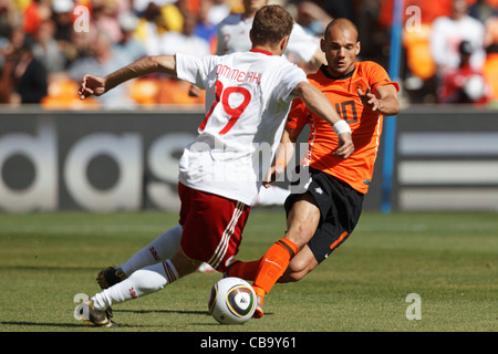 Wesley Sneijder aus den Niederlanden (R) im Kampf gegen Dennis Rommedahl aus Dänemark (L) bei einem Spiel der FIFA-Weltmeisterschaft Gruppe E im Soccer City Stadium am 14. Juni 2010 in Johannesburg, Südafrika. Nur redaktionelle Verwendung. Kommerzielle Nutzung verboten. Keine Nutzung von Push-to-Mobilgeräten. (Foto: Jonathan Paul Larsen / Diadem Images) Stockfoto