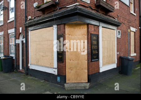 Die Einheit Bar mit Brettern vernagelt Stammkneipe an Ecke Plimsoll und Park Street Kidderminster Worcestershire England UK Stockfoto