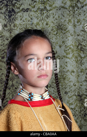 Native American Lakota Sioux Indianerjunge Stockfoto