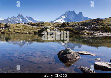 Das spiegelt sich in den ruhigen Gewässern des Lac Cheserys hoch über dem Tal von Chamonix Aiguille Verte Stockfoto