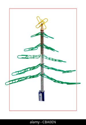 Büro-Weihnachtsbaum, gemacht aus einem Bleistiftspitzer einen Farbstift und eine Menge von Büroklammern Stockfoto