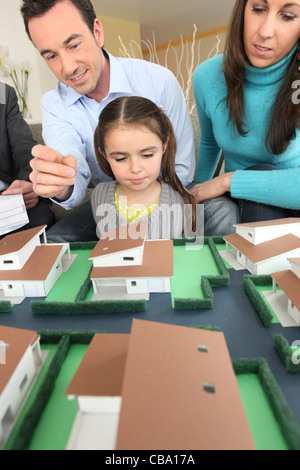 Junge Familie sucht im Modell housing Stockfoto