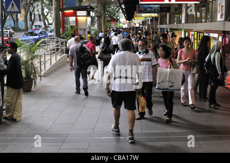 Große überdachte Gehwege auf Orchard Road, Singapur. Stockfoto