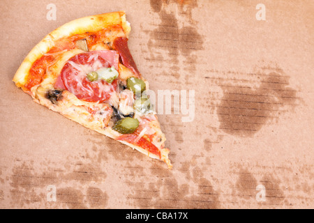 Stück Pizza im Karton, Nahaufnahme Stockfoto