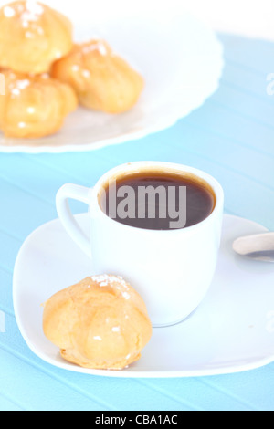 Tasse Kaffee und Kuchen auf Holzmatte, Nahaufnahme Stockfoto