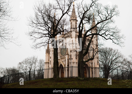 Gotische Kapelle in Peterhof befindet sich eine orthodoxe Kirche im Namen des Heiligen Alexander Nevsky in Alexandria Park Petergof, Russland. Stockfoto