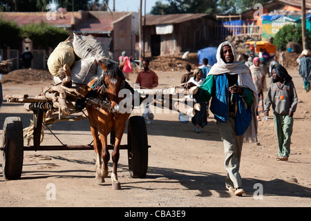 Typische Straßenszene in der Stadt Debark am Rande des Simien Mountain National Park in Nord-Äthiopien, Afrika. Stockfoto