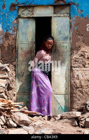 Typische Straßenszene in der kleinen Stadt Ambagiorgies auf der Straße zwischen Gonder und Bahir Dar in Nord-Äthiopien, Afrika. Stockfoto