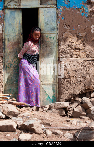 Typische Straßenszene in der kleinen Stadt Ambagiorgies auf der Straße zwischen Gonder und Bahir Dar in Nord-Äthiopien, Afrika. Stockfoto