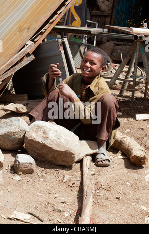 Typische Straßenszene in der kleinen Stadt Ambagiorgies auf der Straße zwischen Gonder und Bahir Dar in Nord-Äthiopien, Afrika. Stockfoto