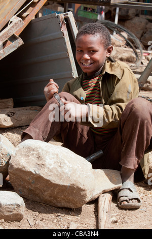 Typische Straßenszene in der kleinen Stadt Ambagiorgies auf der Straße zwischen Gonder und Bahir Dar in Nord-Äthiopien, Afrika. Stockfoto