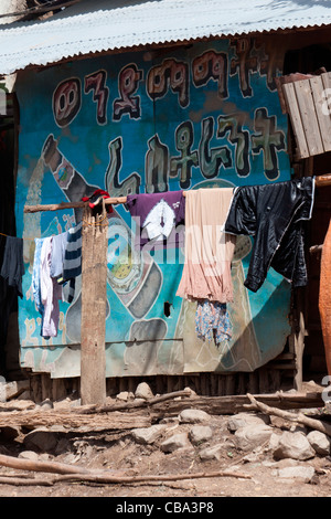 Typische Straßenszene in der kleinen Stadt Ambagiorgies auf der Straße zwischen Gonder und Bahir Dar in Nord-Äthiopien, Afrika. Stockfoto