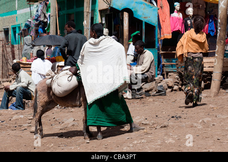 Typische Straßenszene in der kleinen Stadt Ambagiorgies auf der Straße zwischen Gonder und Bahir Dar in Nord-Äthiopien, Afrika. Stockfoto