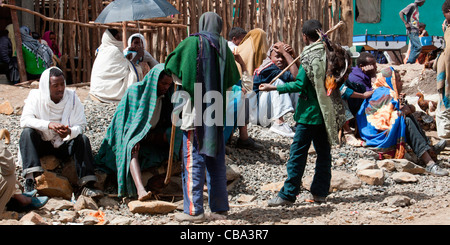 Typische Straßenszene in der kleinen Stadt Ambagiorgies auf der Straße zwischen Gonder und Bahir Dar in Nord-Äthiopien, Afrika. Stockfoto