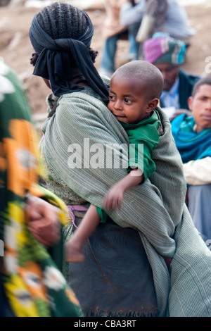 Typische Straßenszene in der kleinen Stadt Ambagiorgies auf der Straße zwischen Gonder und Bahir Dar in Nord-Äthiopien, Afrika. Stockfoto