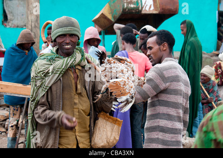 Typische Straßenszene in der kleinen Stadt Ambagiorgies auf der Straße zwischen Gonder und Bahir Dar in Nord-Äthiopien, Afrika. Stockfoto