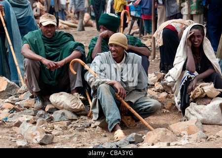 Typische Straßenszene in der kleinen Stadt Ambagiorgies auf der Straße zwischen Gonder und Bahir Dar in Nord-Äthiopien, Afrika. Stockfoto