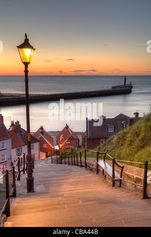 Whitby 199 Schritte mit Blick über die Bucht an der Küste von North Yorkshire. Stockfoto