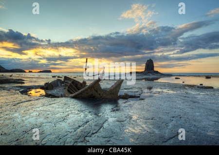 Sonnenuntergang am gegen Bay mit Schiffswrack Admial Von Trumpf, in der Nähe von Whitby, North Yorkshire, UK Stockfoto