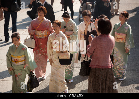 Frauen in Kimonos in Asakusa Bezirk von Tokio, Japan. Stockfoto