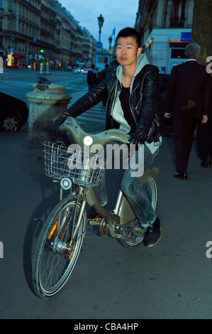 Paris, Frankreich, junger chinesischer STUDENT mit Free Public Share Velib Fahrrad, Radfahren in der Nacht, Straßen von Paris; PORTRÄT VON GUY AUF DER STRASSE Stockfoto