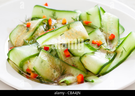 Nahaufnahme Foto eines frischen Gurken und Paprikasalat Stockfoto