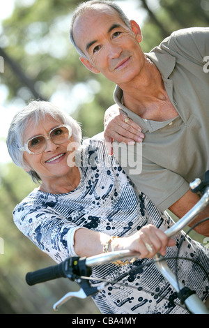 Älteres Ehepaar Reiten Fahrräder auf dem Lande Stockfoto