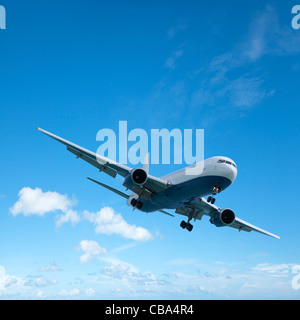 Jet-Flugzeuge ist für die Landung manövrieren. Quadratische Komposition mit vielen Textfreiraum. Stockfoto