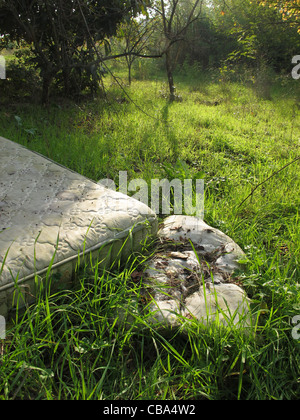 Bett von obdachlosen Menschen in Wäldern in Landschaft Stockfoto