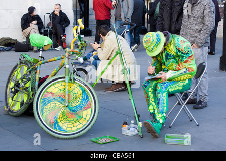 A-Street-Artist in Trafalgar Square in London Stockfoto