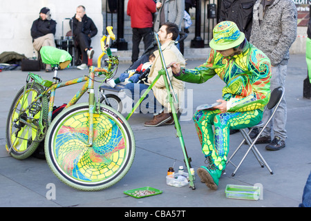 A-Street-Artist in Trafalgar Square in London Stockfoto