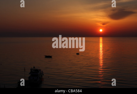 Sonnenaufgang über der Bucht von Antalya am Mittelmeer in der Türkei, Stockfoto