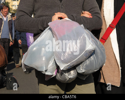 Shopper mit Taschen in der Stadt Stockfoto