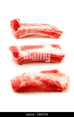 Rohes Schweinefleisch Spareribs auf weißem Hintergrund Stockfoto