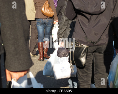 Shopper mit Taschen in der Stadt Stockfoto