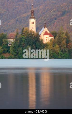 Sonnenaufgang über dem Bleder See und die Insel Kirche, Slowenien. Stockfoto