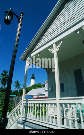 Leuchtturm und traditionellen Conch Zuhause in Truman Avenue von Key West, Florida Keys, Florida Stockfoto