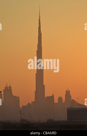 Burj Khalifa, Dubai, Vereinigte Arabische Emirate bei Sonnenuntergang - größte Gebäude in der Welt Stockfoto